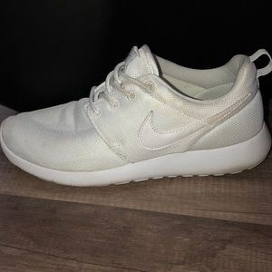 White nike roshes